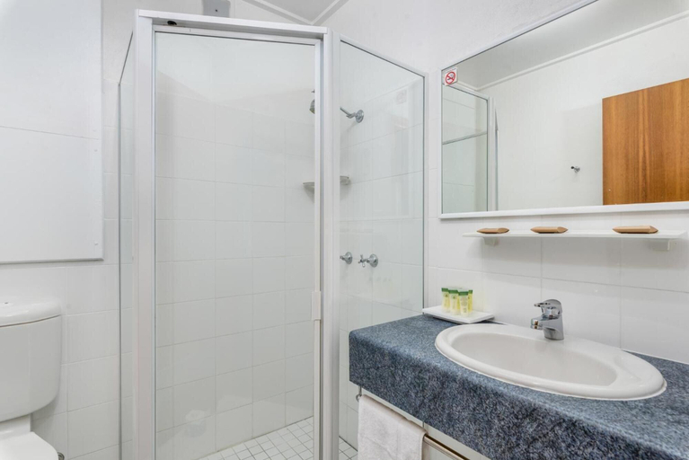 Bathroom 3, Tudor Inn Newcastle, Newcastle - Throsby
