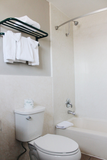 Bathroom 4, Days Inn by Wyndham Show Low, Navajo