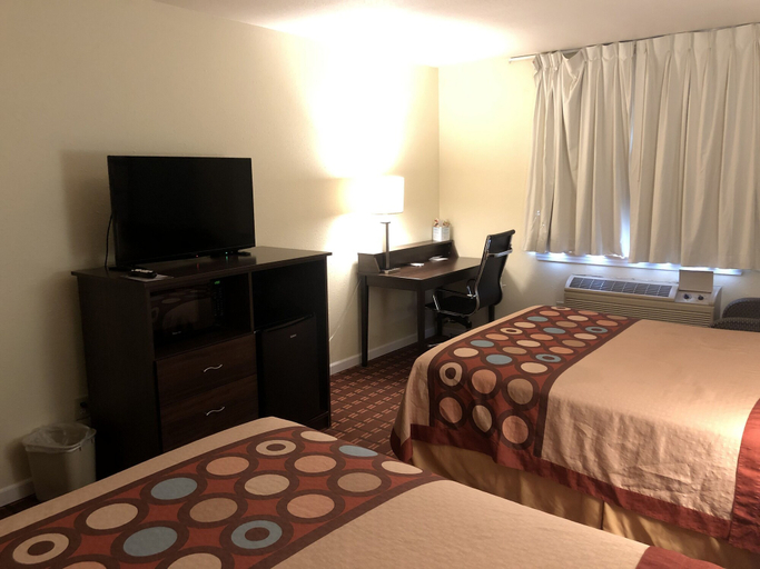 Bedroom 4, Super 8 by Wyndham Plover Stevens Point Area, Portage