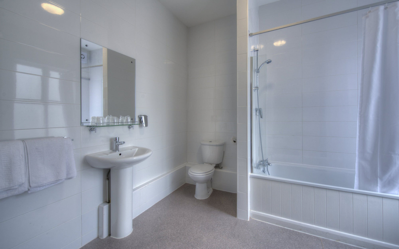 Bathroom 4, Kingstown Hotel by Greene King Inns, East Riding of Yorkshire