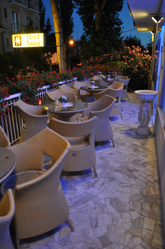 Food & Drinks