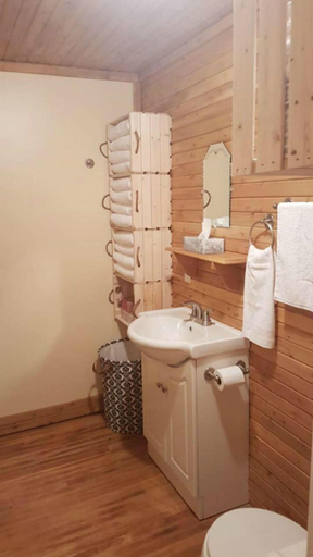 Bathroom 3, Auberge au toit rouge, Les Basques