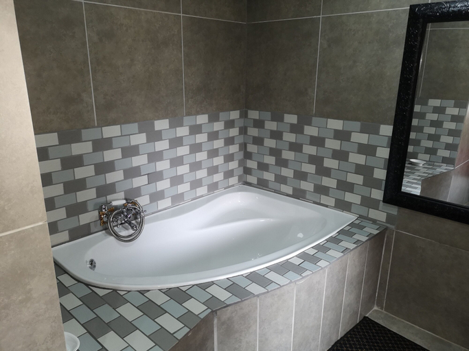 Bathroom 3, Excalibur Boutique Hotel, Bojanala