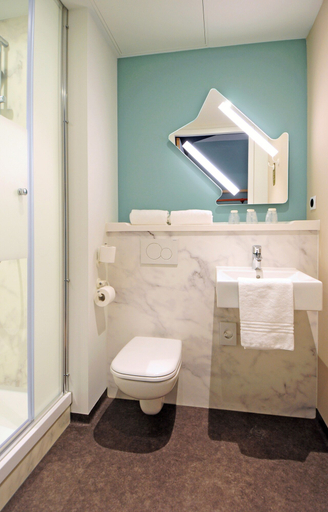 Bathroom 5, ibis budget Amsterdam City South, Amstelveen