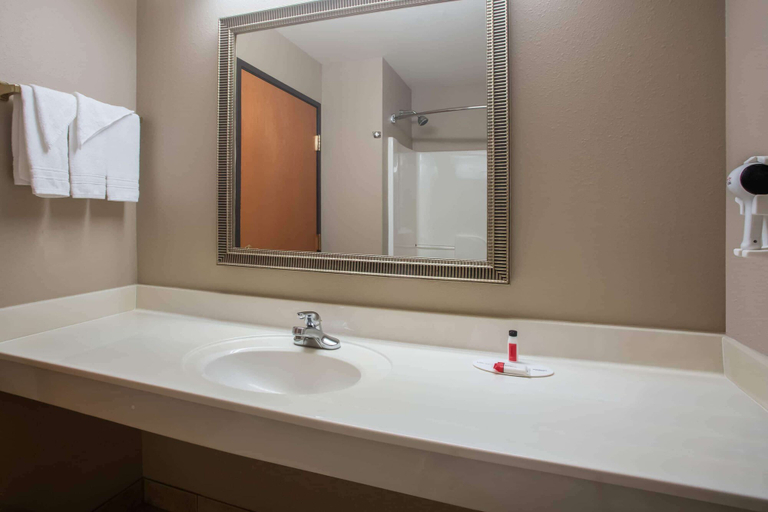 Bathroom 4, Super 8 by Wyndham Union, Franklin