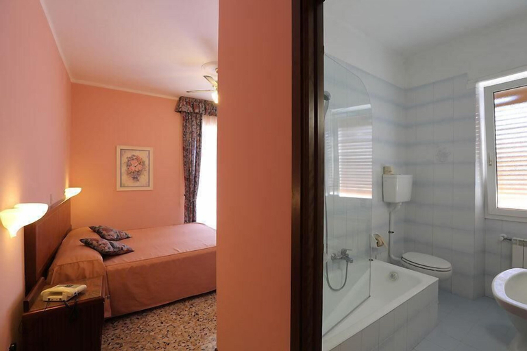 Bedroom 5, Hotel Bergamo Mare Mhotelsgroup, Imperia