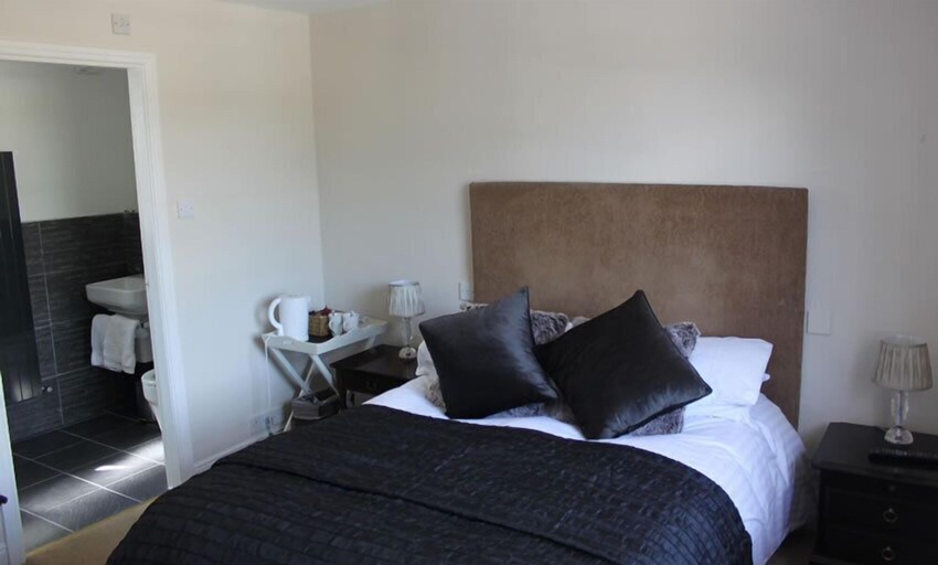 Bedroom 2, The Manifold Inn, Staffordshire