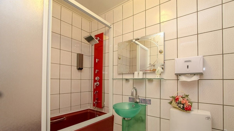 Bathroom 2, Meiden, Yilan