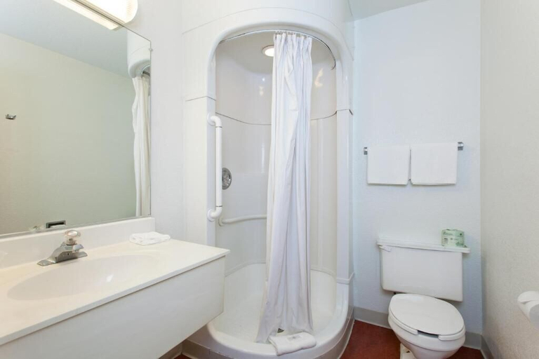 Bathroom 4, Super 8 by Wyndham Turlock, Stanislaus