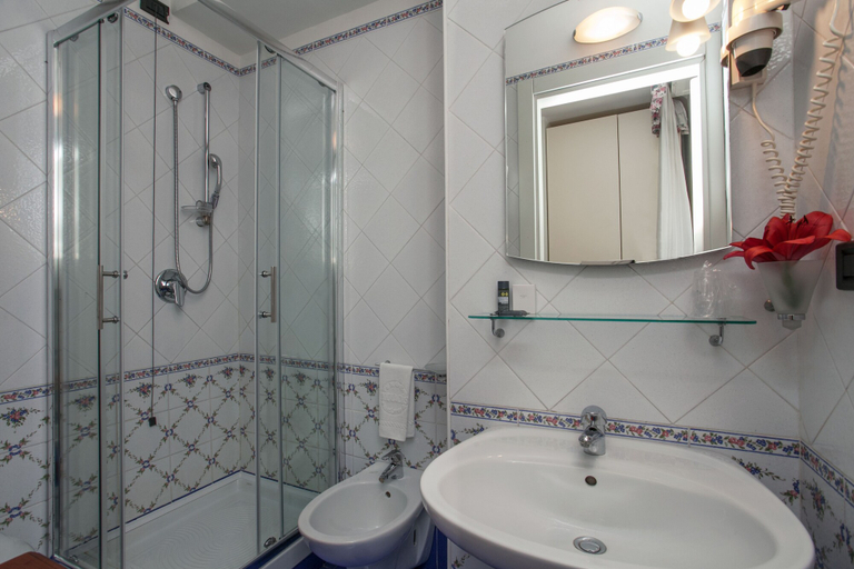 Bathroom 3, Zodiacus, Bari