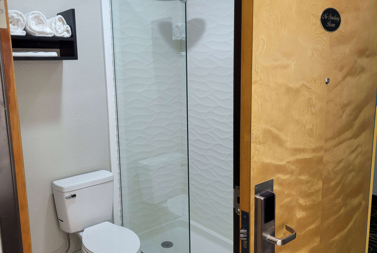 Bathroom 4, Days Inn by Wyndham Childress, Childress