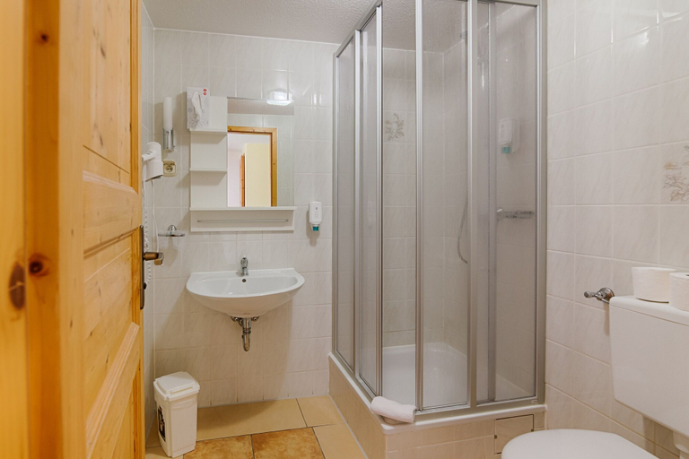 Bathroom 4, Landhotel & Brauhaus Prignitzer Hof, Prignitz