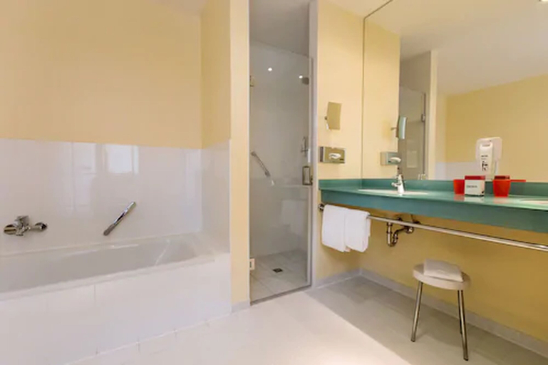 Bathroom 5, DORMERO Hotel Altes Kaufhaus Lüneburg, Lüneburg