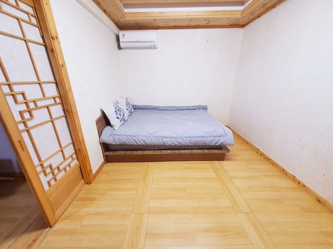 Bedroom 2, Trip to Gyeongju, Gyeongju