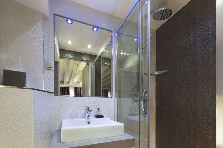 Bathroom 4, Hotel Jacques de Molay, Paris