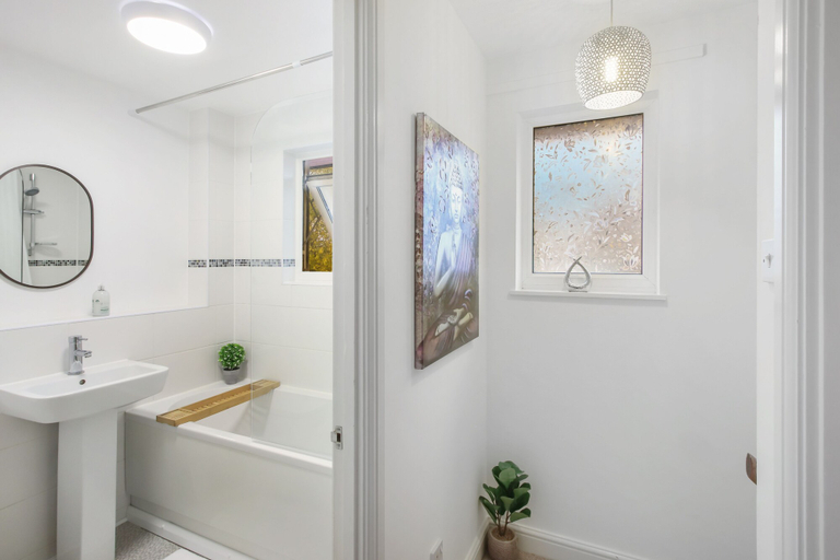 Bathroom 3, Inviting 2-bed House in Milton Keynes - Netflix, Milton Keynes