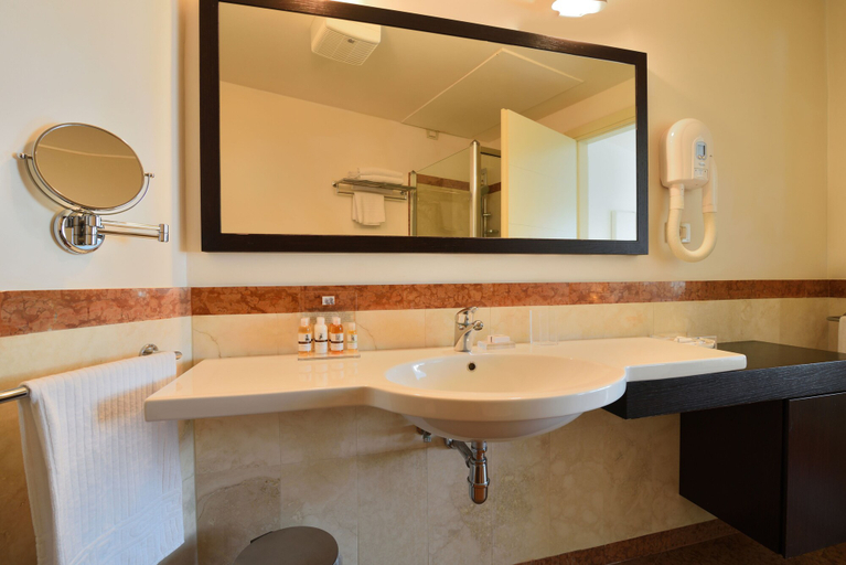 Bathroom 4, Eden Rock Resort, Florence