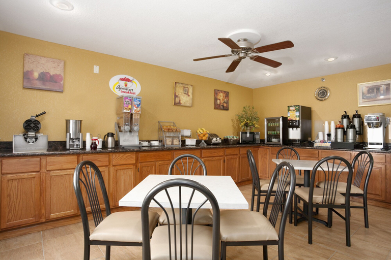 Food & Drinks 4, Super 8 by Wyndham Clive IA, Polk
