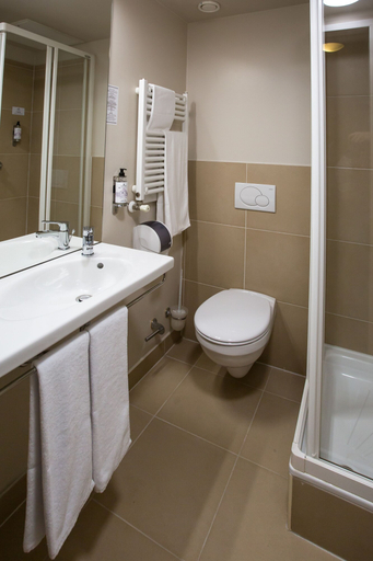 Bathroom 4, Erzsebet Kiralyne Hotel, Gödöllő