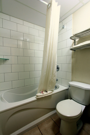 Bathroom 5, Super 8 by Wyndham Kelowna BC, Central Okanagan