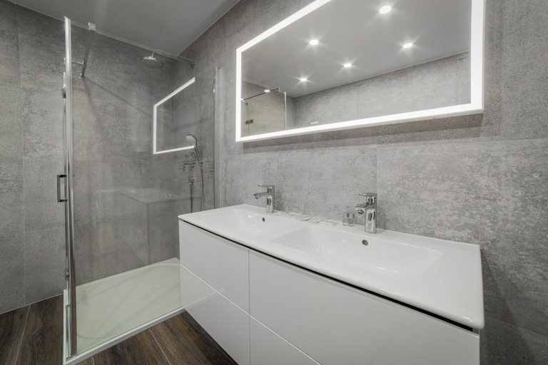 Bathroom 5, Hotel Dolphin, Senec