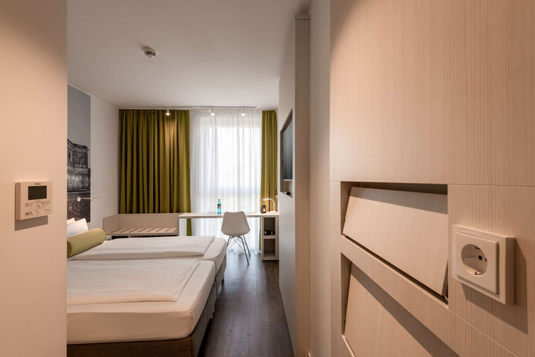 Bedroom 2, Super 8 by Wyndham Dresden, Dresden