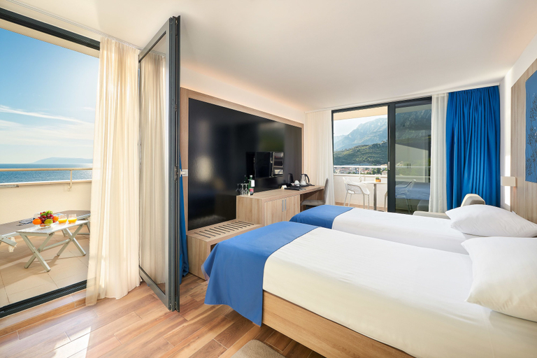 Bedroom 3, Medora Auri Family Beach Hotel, Podgora