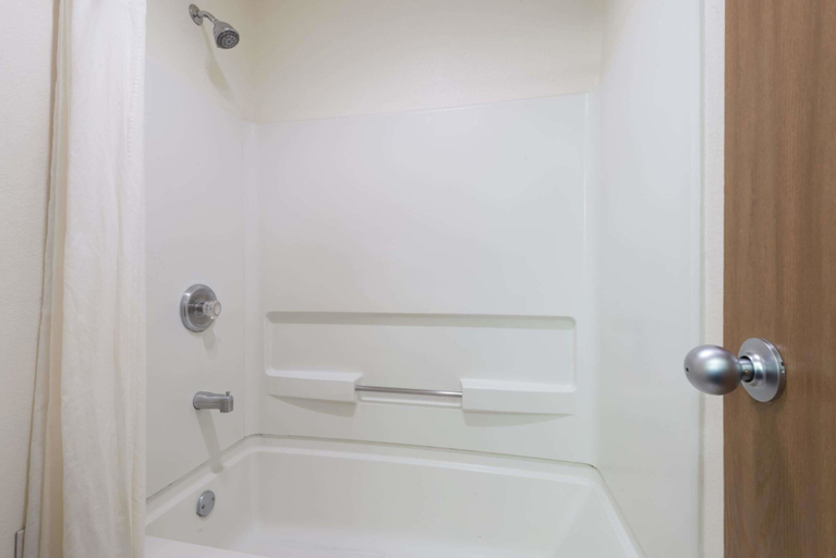 Bathroom 5, Super 8 by Wyndham Bernalillo, Sandoval