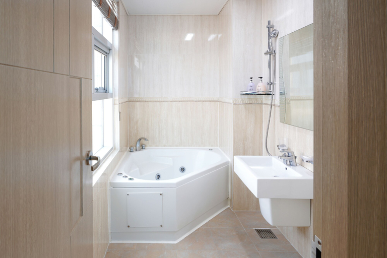 Bathroom 3, Swansea, Jeju