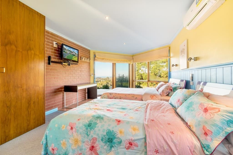 Bedroom 2, Apollo Panorama Guesthouse, Colac-Otway - South