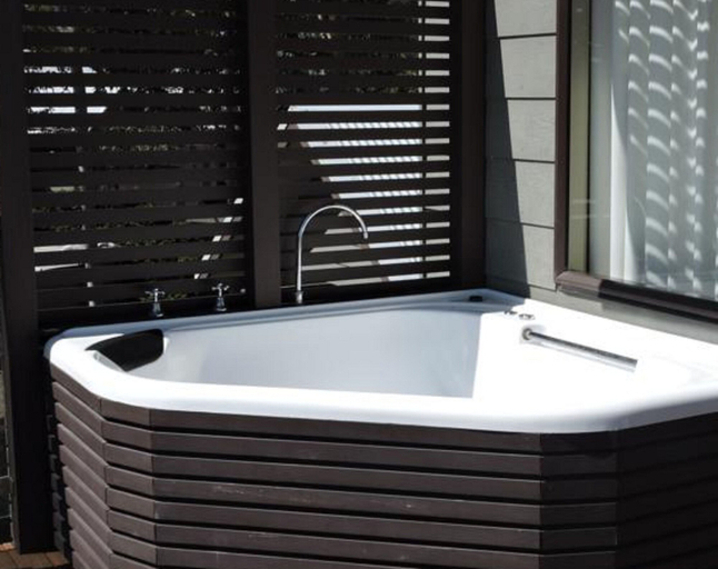 Bathroom 5, Hermitage Lodge, Cessnock