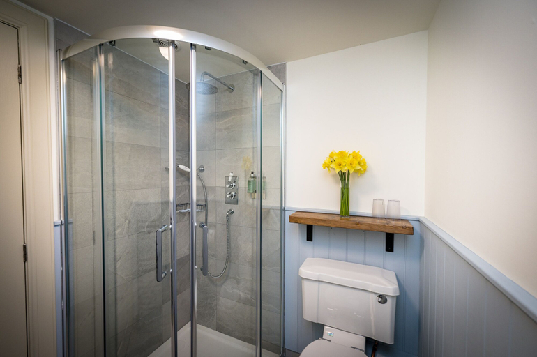 Bathroom 3, The Loch Ness Inn, Highland