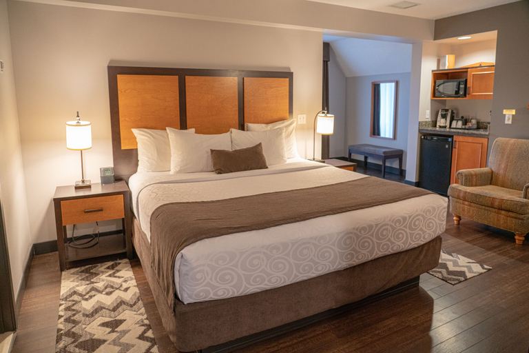 Bedroom 3, Pocaterra Inn and Waterslide, Division No. 15