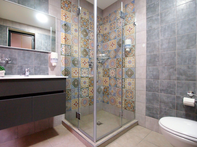Bathroom 5, New Imperial Hotel, Jerusalem