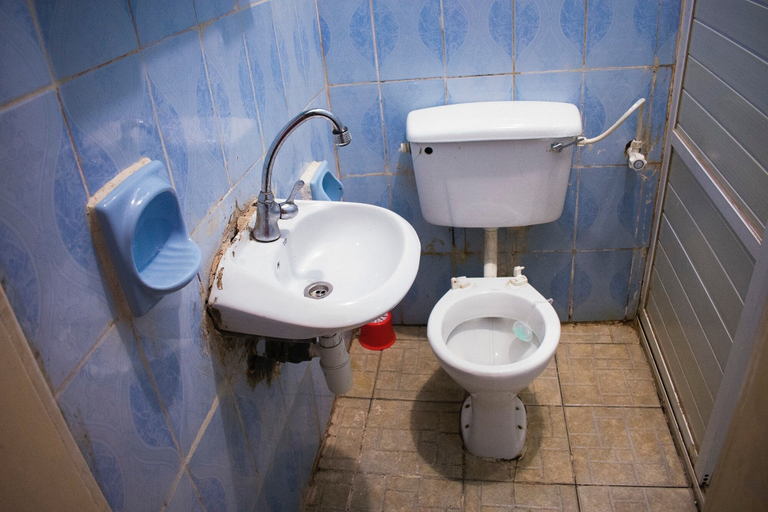 Bathroom 4, Whitehouse Exclusive Guest House, Alimosho