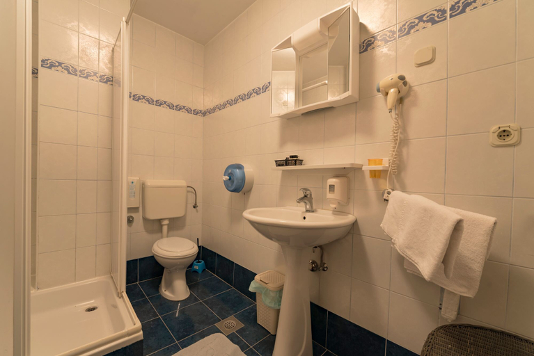 Bathroom 5, Hotel Aurora, Pula