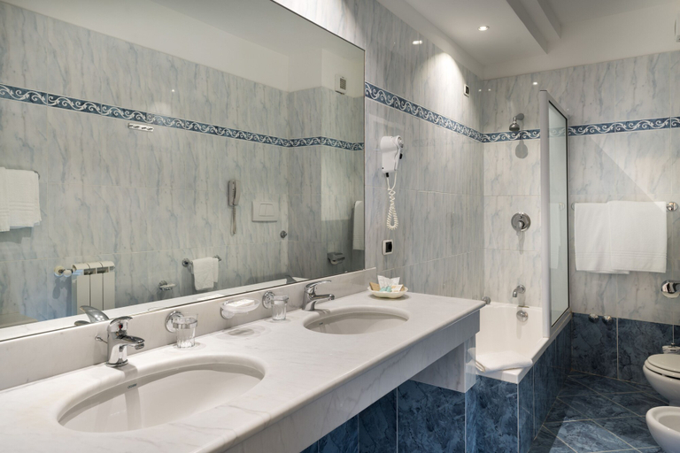 Bathroom 5, Sant Alphio Garden Hotel & Spa, Messina