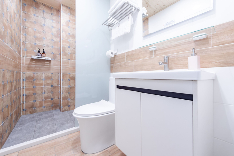 Bathroom 4, Purple Flower House, Tainan