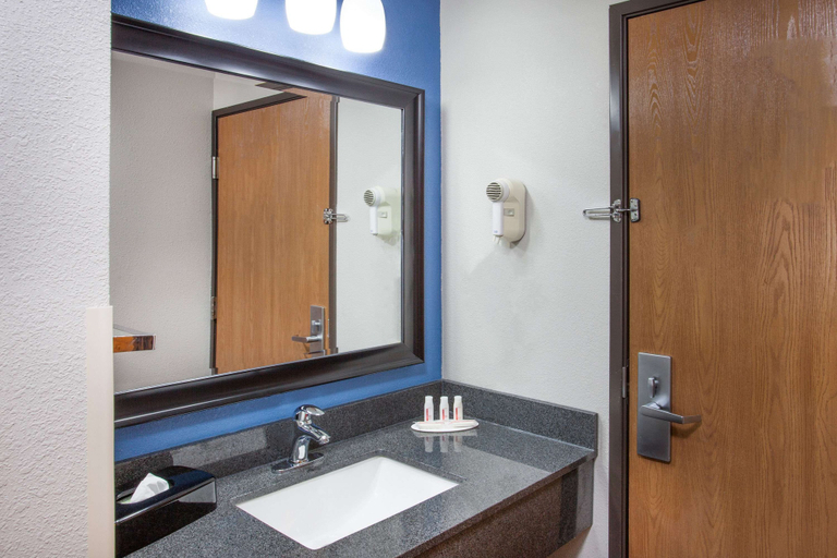 Bathroom 4, Baymont by Wyndham Morton, Tazewell