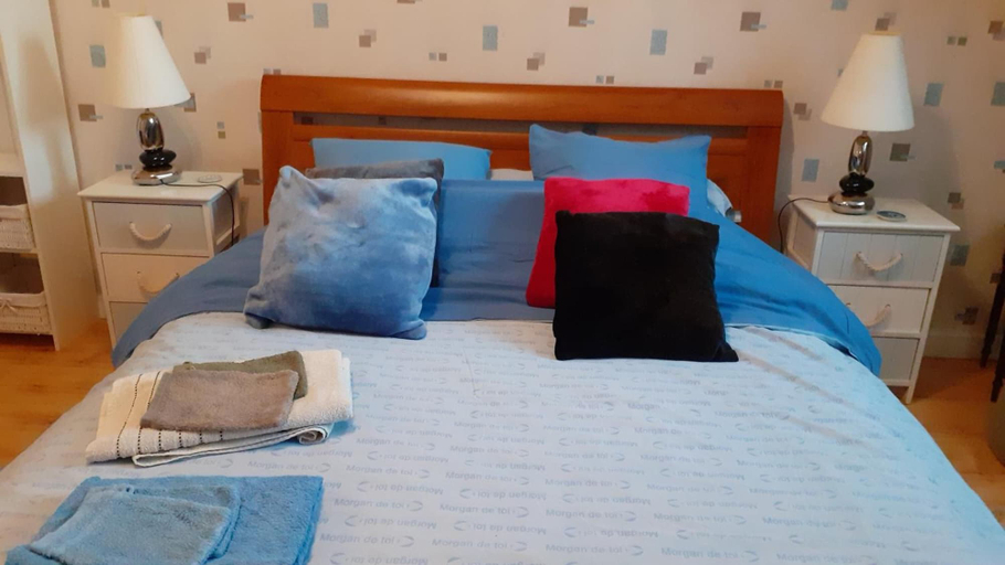 Bedroom 3, Chambre dans une maison pleine de vie, Yvelines