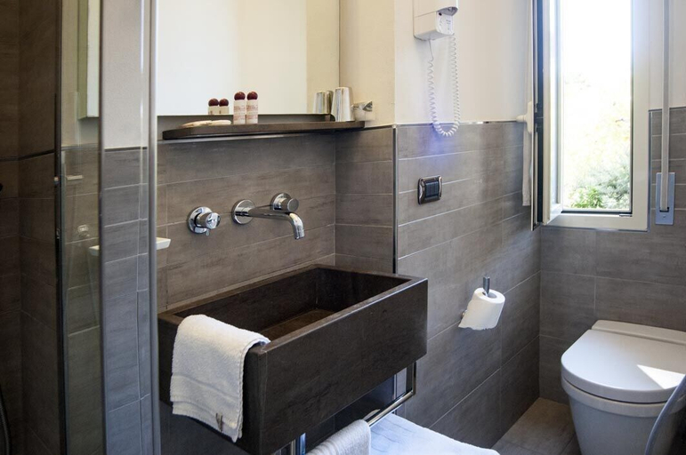 Bathroom 5, Hotel Rosenblatt, Ravenna