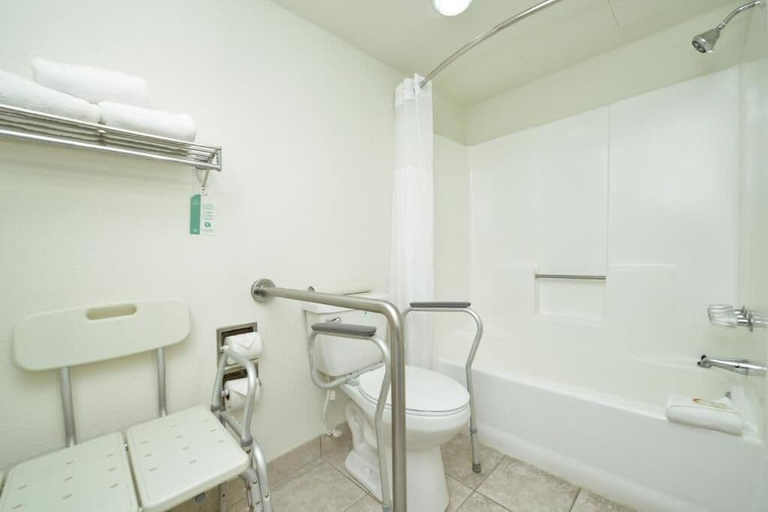 Bathroom 5, Quality Inn Parker, La Paz