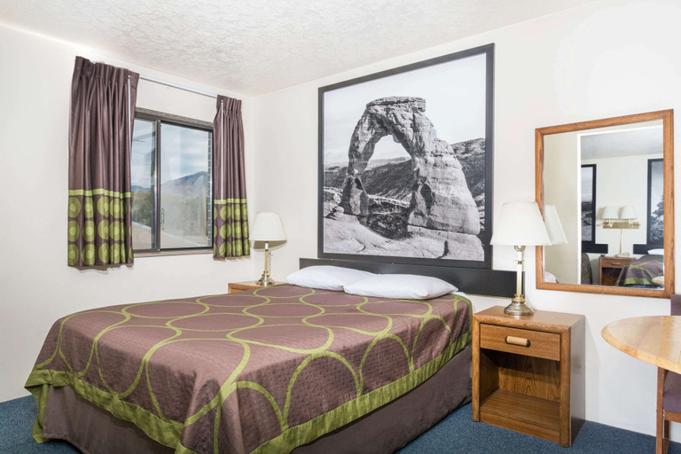 Bedroom 3, Super 8 by Wyndham Logan, Cache