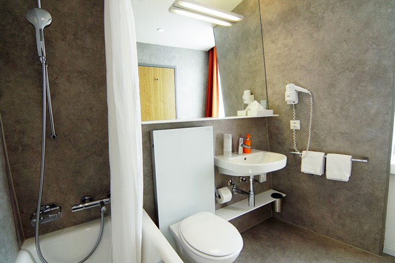 Bedroom 4, Hotel Waldhorn, Bern