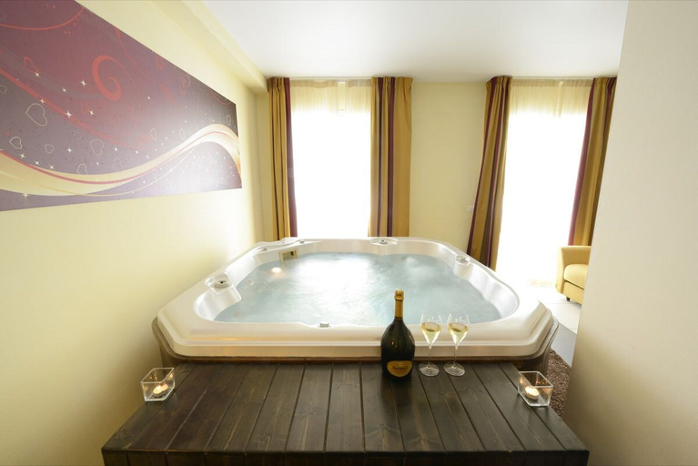 Bathroom 4, La Villa Resort, Pistoia
