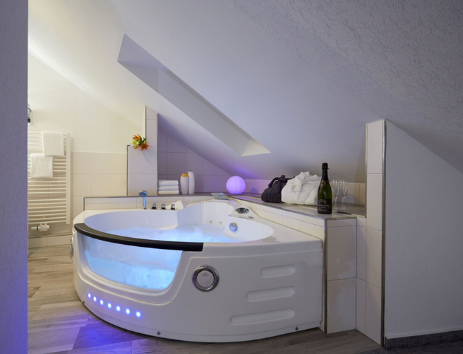 Bathroom 4, Hotel Sonnenhof Dietzenbach, Offenbach