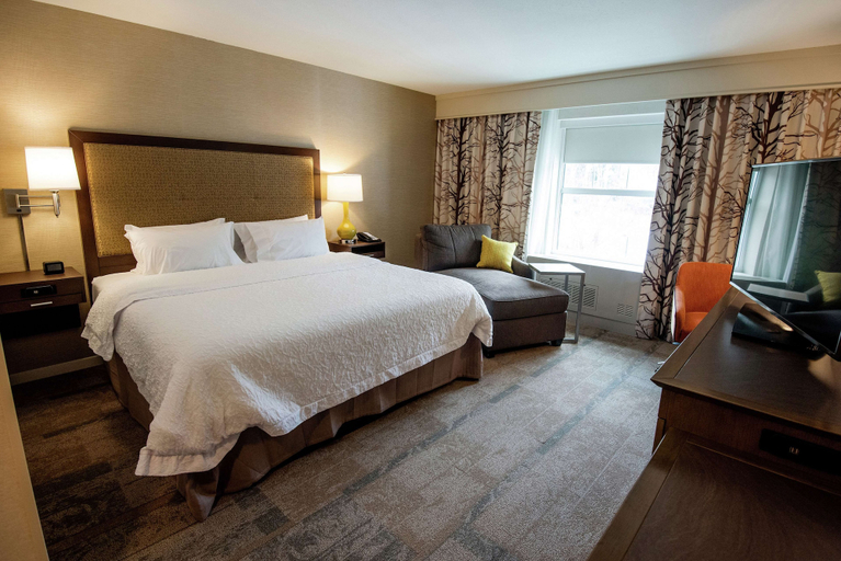Bedroom 3, Hampton Inn and Suites Manchester, Bennington