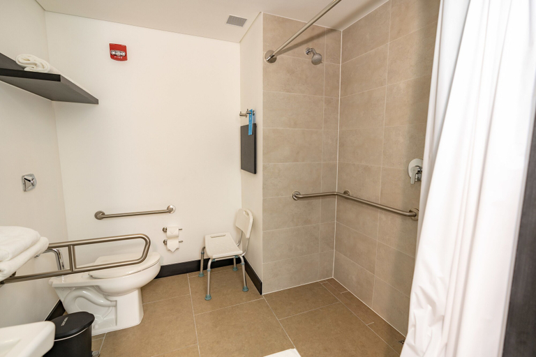 Bathroom 5, Hampton by Hilton Antofagasta, Antofagasta