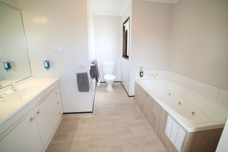 Bathroom 4, Palm City Motor Inn, Hastings