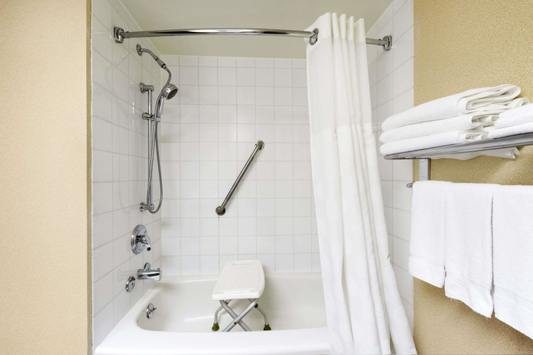 Bathroom 4, Ramada by Wyndham Trenton, Lake Ontario